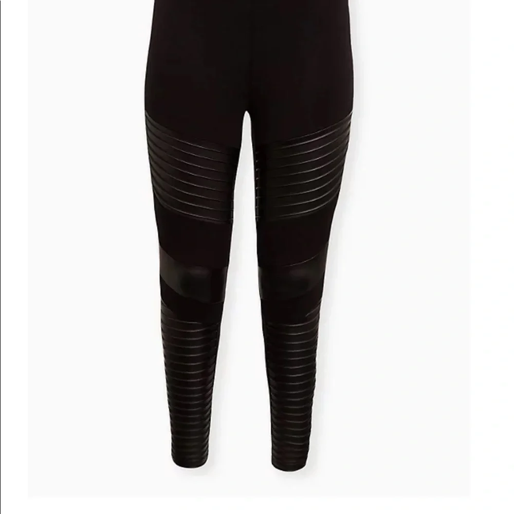 Torrid PLATINUM LEGGING – MOTO FAUX LEATHER size 4x - Picture 4 of 5